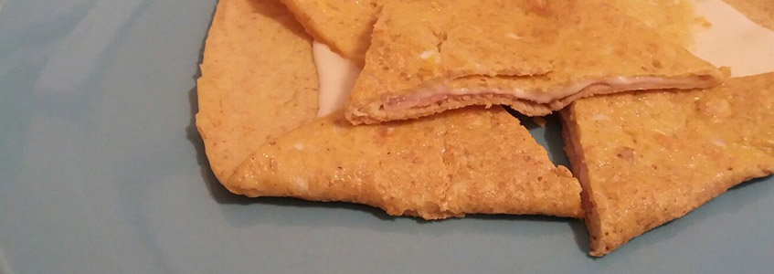 Salzpfannkuchen mit Käse und Schinken