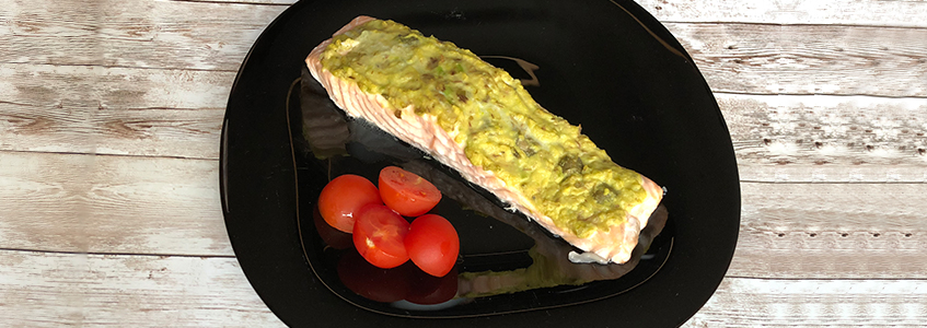 Lachsfilets mit Basilikum und Avocado