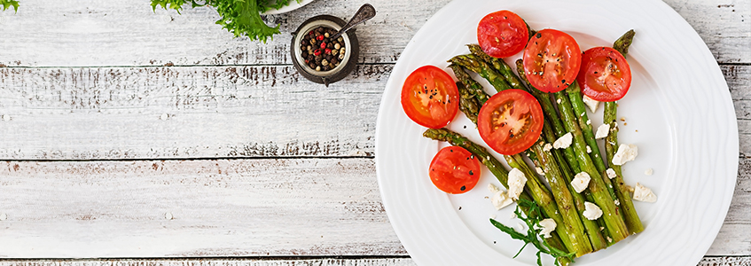 Gegrillter Spargel mit Tomaten und Basilikum