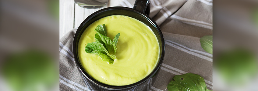 Kalte Suppe mit Avocado und Salat