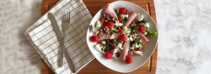 Salat mit Hähnchen und Himbeere-Vinaigrette-Sauce