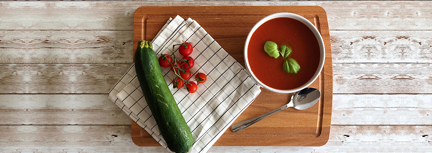Kalte Suppe mit Tomaten und Zucchini