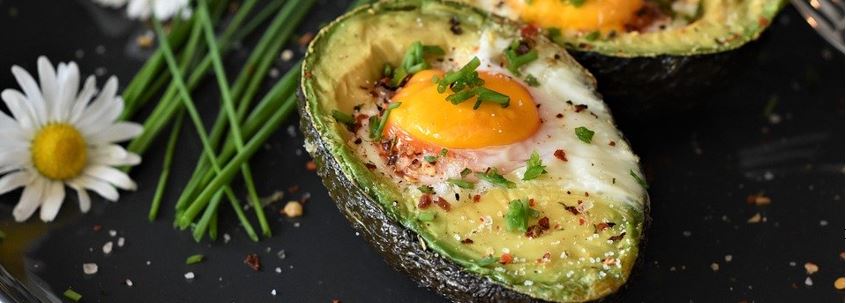 Avocado mit Ei aus dem Backofen